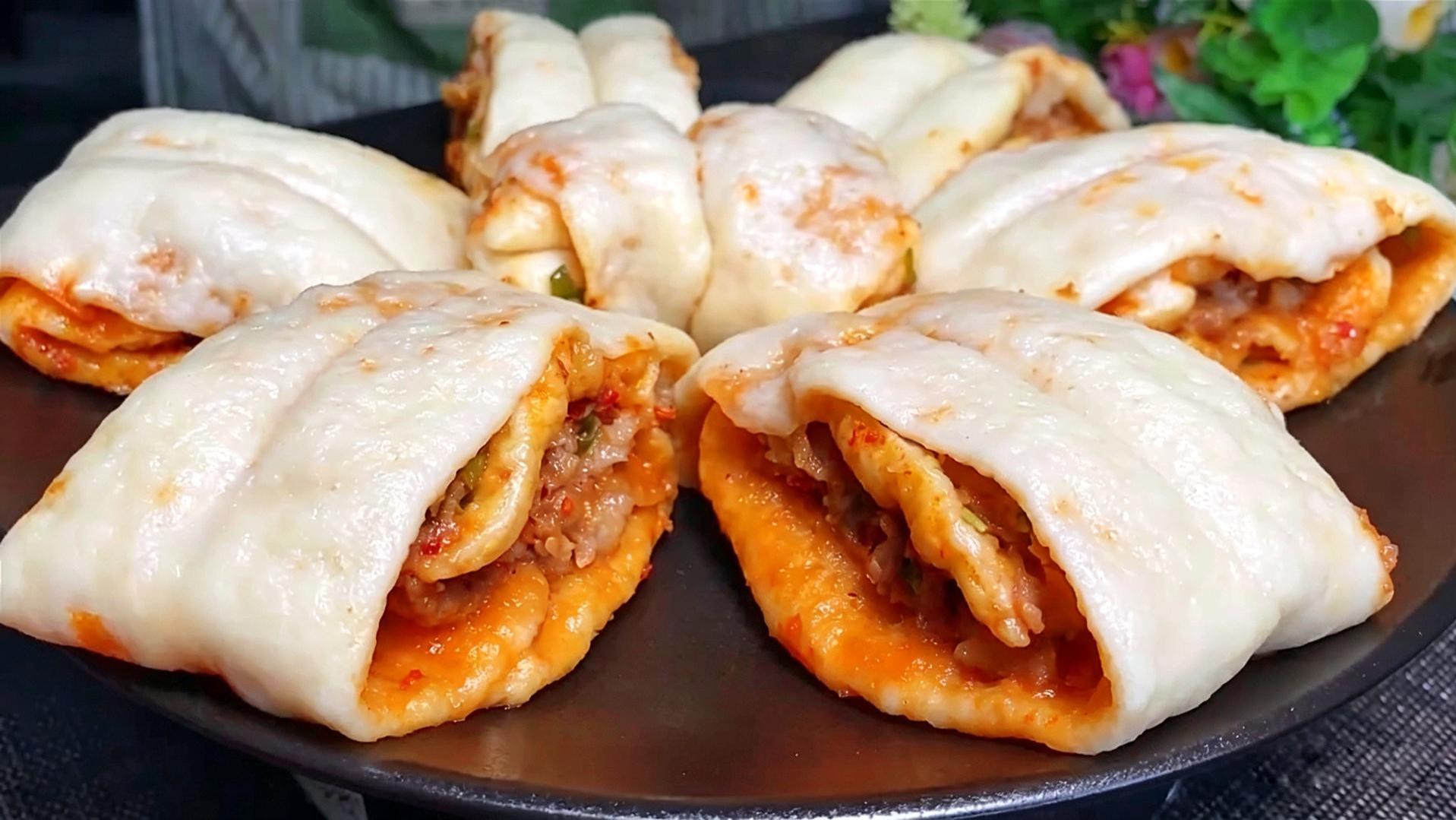 家里有面粉的，别再蒸馒头了，试试这个做法，鲜香入味，层多馅足