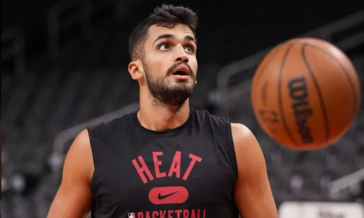 据记者Marc Stein报道，面对不断加剧的伤病危机，勇士预计将与中锋奥默-尤