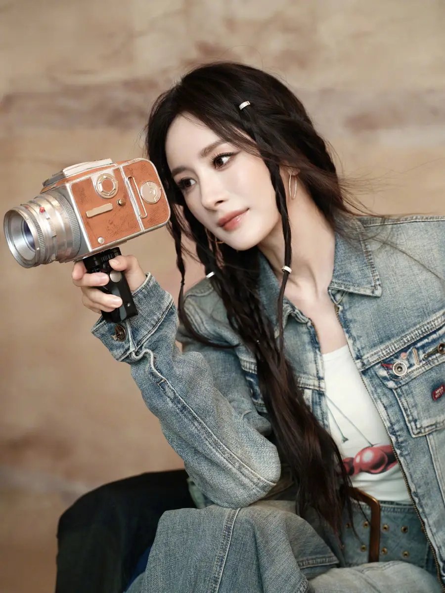 杨幂穿樱桃印花背心少女感拉满！身材性感纤细小蛮腰吸睛