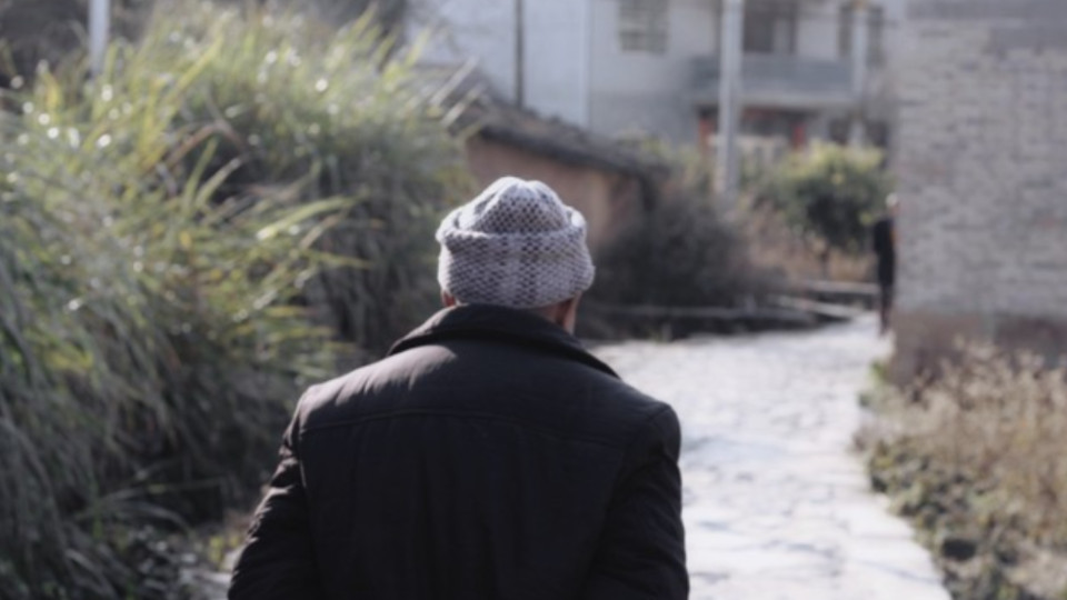 57岁父亲3次托人求职被拒，子女心酸：他从没这样低过头