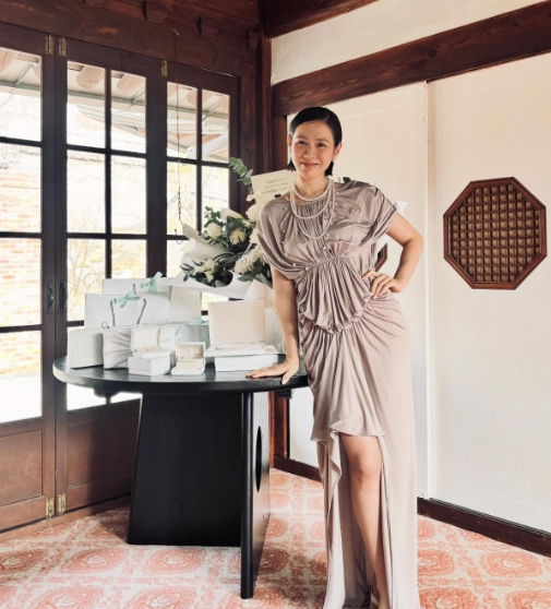 演员孙艺珍在自己的Instagram上传了多张照片
照片中，孙艺珍一头齐下巴短发