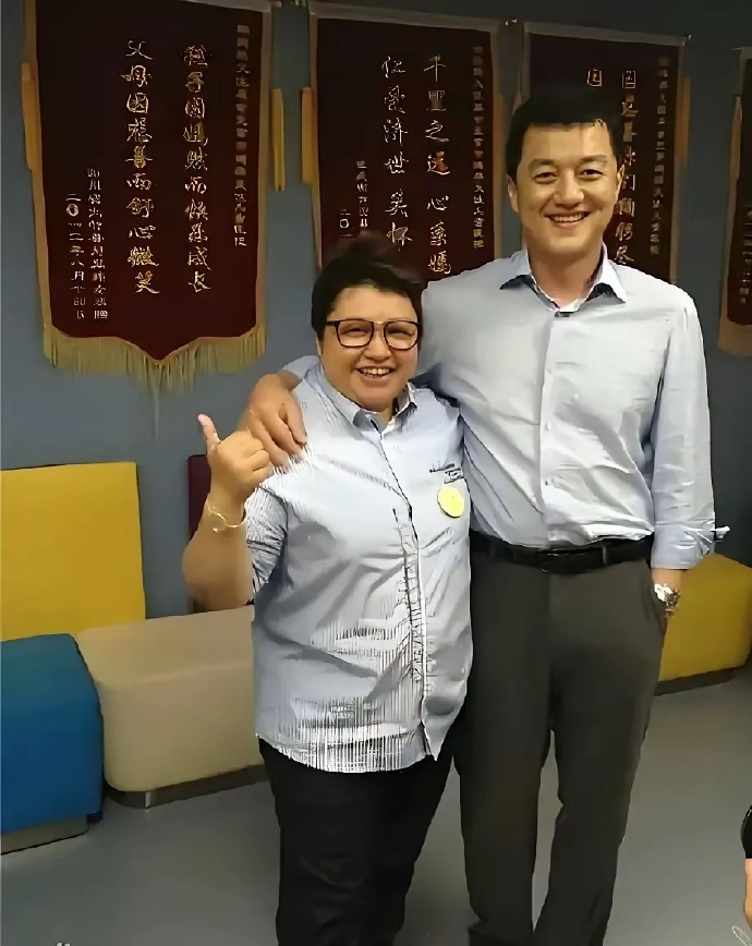 大家发现了吗，这两个人居然有合影
看到这张照片真的不知道说什么。
感慨万千吧。这