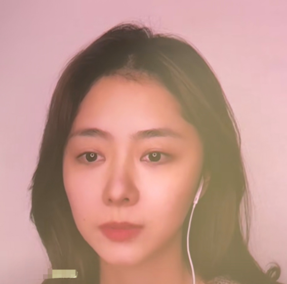 谭松韵被问到哪一次的选择现在想起来说当时真的挺了不起的
她想了想回答说:“上大学