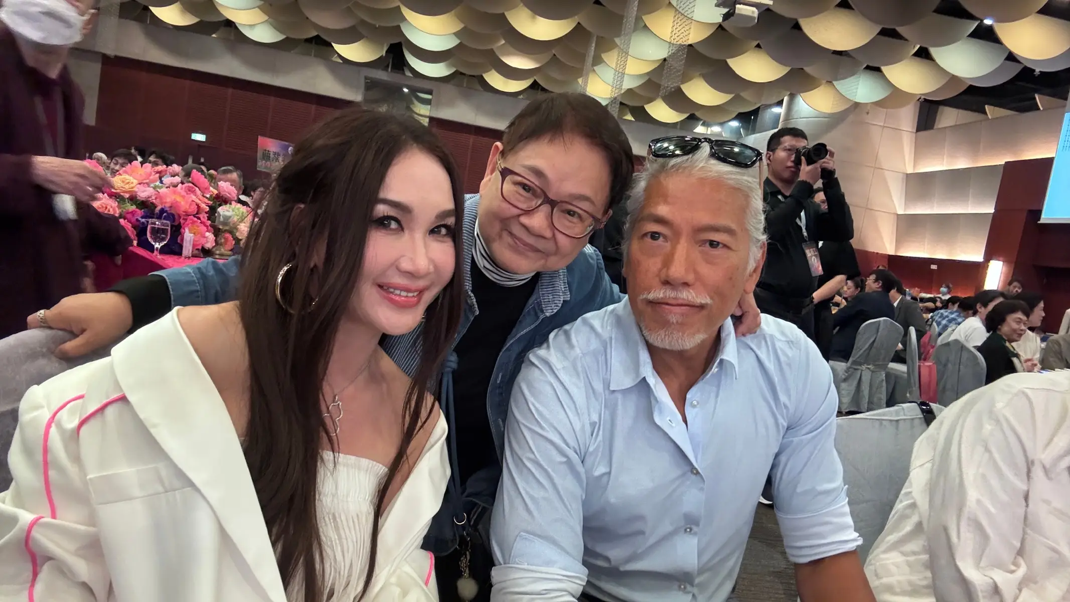 温碧霞张耀扬邱淑贞等同框 港星同场状态依旧能打