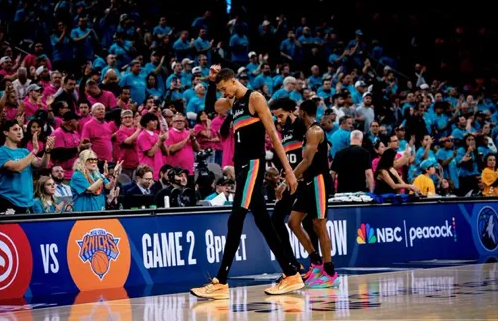 NBA季后赛，马刺战胜开拓者。
赛后，文班亚马接受了采访，被问到周围有邓肯和大卫