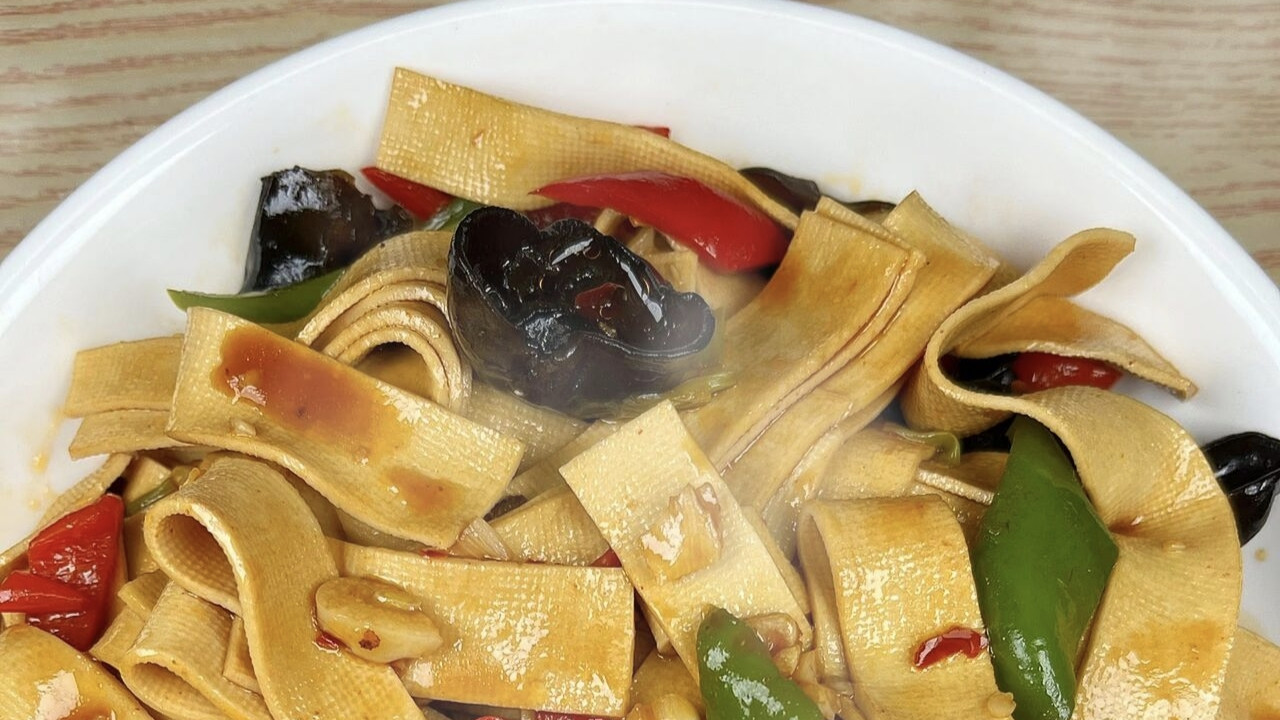 哇！这小炒豆皮做法绝了，你绝对没尝过，快来解锁新口味！