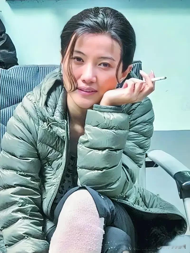 照片上这个女演员长得不是很漂亮，但是她的演技却是大师级的，得到了很多观众的认可。