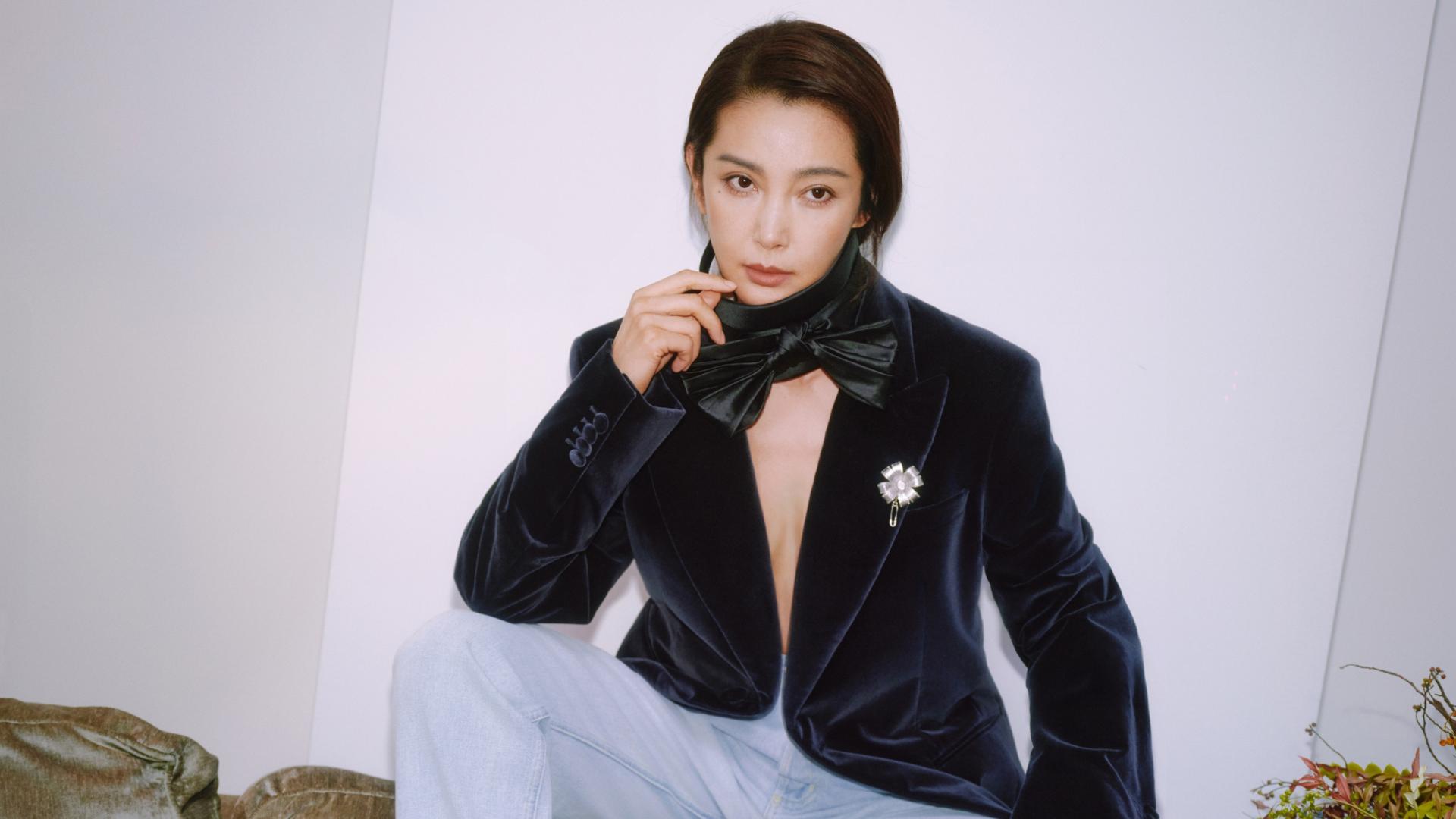 开年封面大战！有的真空穿男装，有的眼前一黑，父女扯领带被吐槽