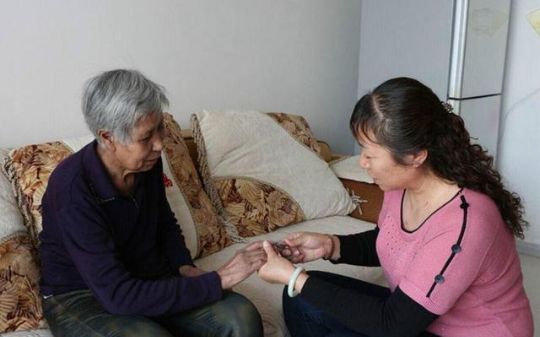 我辛苦照顾瘫痪在床的母亲，却被母亲倒打一耙，说被我囚禁后往楼下扔血书枕头