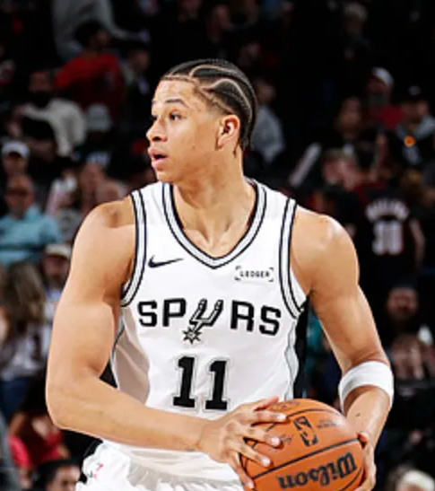 NBA季后赛，马刺将对阵森林狼。
马刺官方表示卡特-布莱恩特因脚部受伤缺席今日比