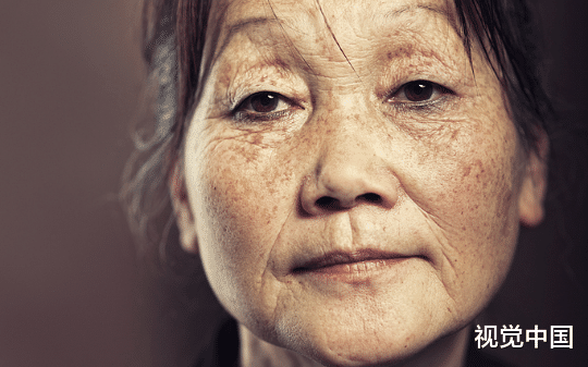 楼下周阿姨嫌我和儿子吵天天上门找茬，骂我和我儿子是大小畜生，我转身把房子卖给邻居家十多口人