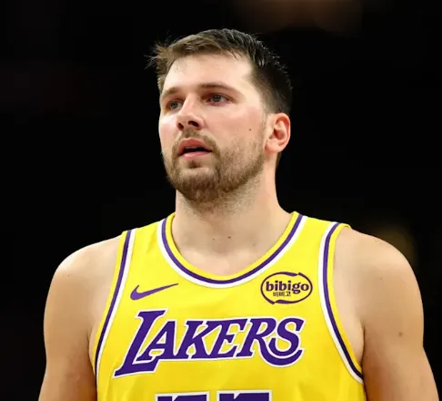 根据美记Marc Stein的报道，湖人方面表示卢卡-东契奇与八村垒将出战与篮网