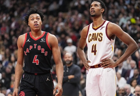 骑士想争冠还欠缺（可能由于裁判尺度）防守强度给的不高，并且外线轮转很差，经常挡拆