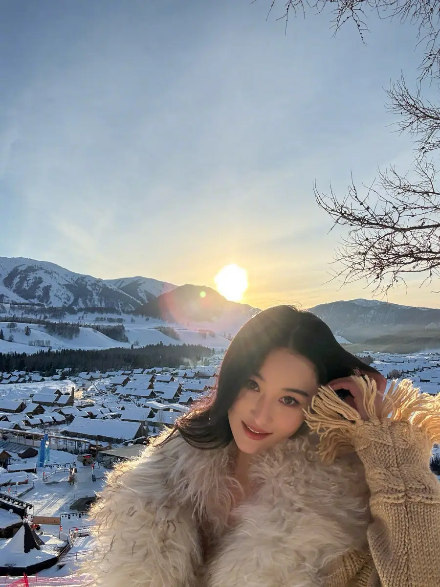 张馨予拍摄落日氛围感美照！绽放甜美笑容心情愉悦