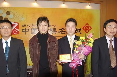 这位是不是李亚鹏啊，居然有人觉得这张里面李亚鹏不帅？ ​​​