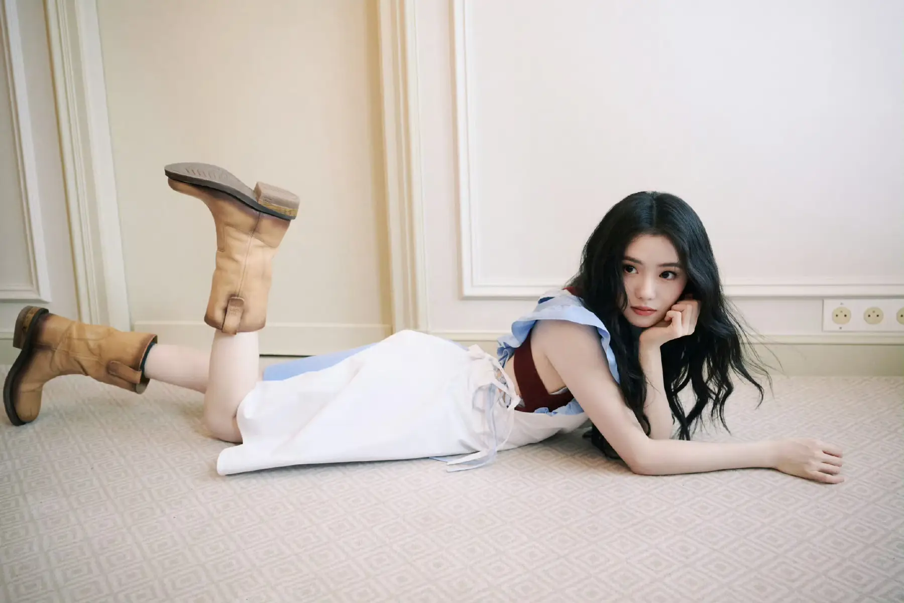 刘浩存身着浅蓝无袖衬衫眉眼清澈 单手托腮清新灵