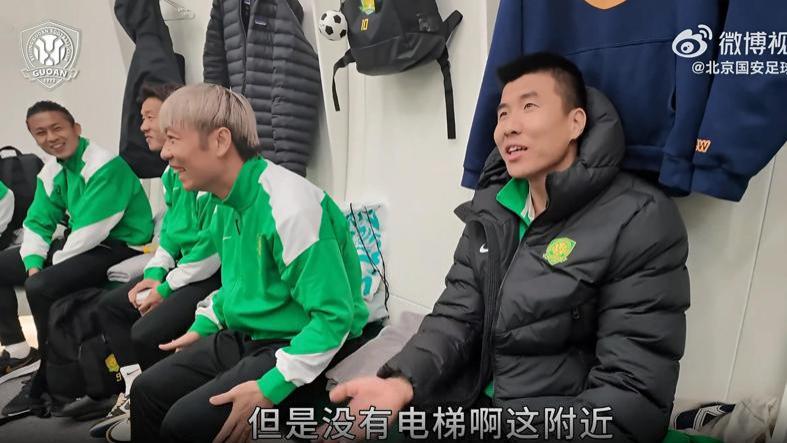 周老板玩梗儿+鼓励，18岁小将眼眶红了！这碗鸡汤管用吗？蒙帅给裁判上眼药