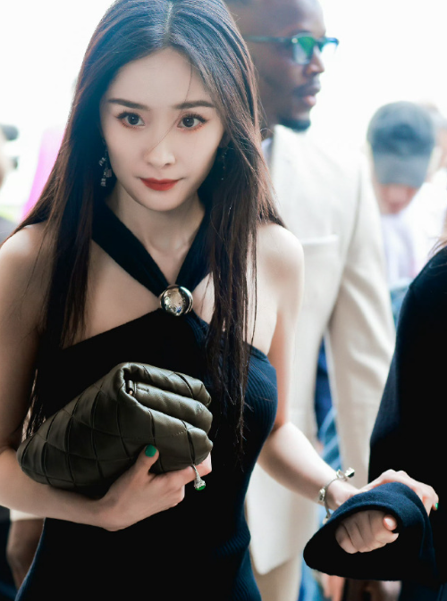 杨幂法国街头漫步，是我那即将回国的白月光 ​​​