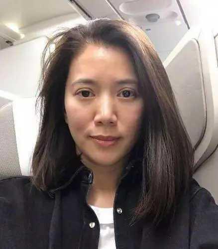 袁咏仪的素颜状态真的好，保养成现在的样子已经是非常好了，袁咏仪在生活中是不常化妆