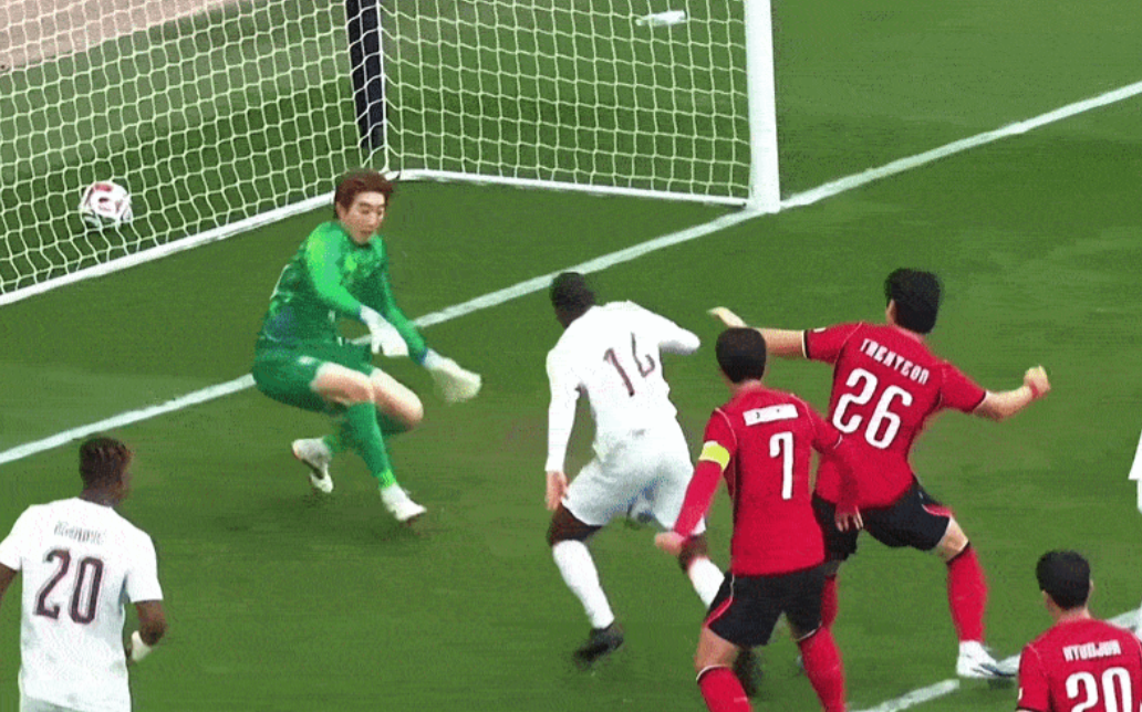 韩国队友谊赛0:4惨遭科特迪瓦血洗，比赛中的一幕更是让韩国众将心有余悸。
下半场