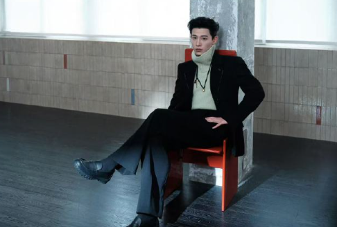 谁被辛云来这一身惊艳到！黑西装配小高领的经典组合，高级感拉满，露肤度为0却气场全