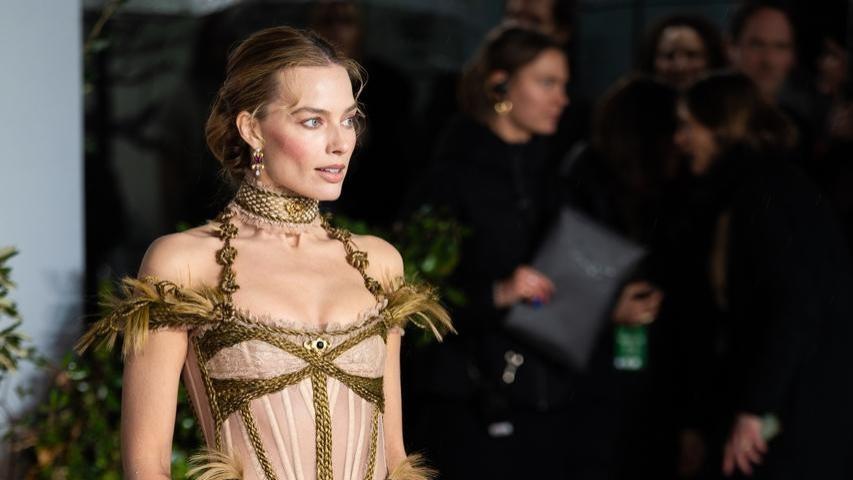 穿400万古董礼服！35岁“小丑女”资源惊人，换25套高定，戴400年珠宝