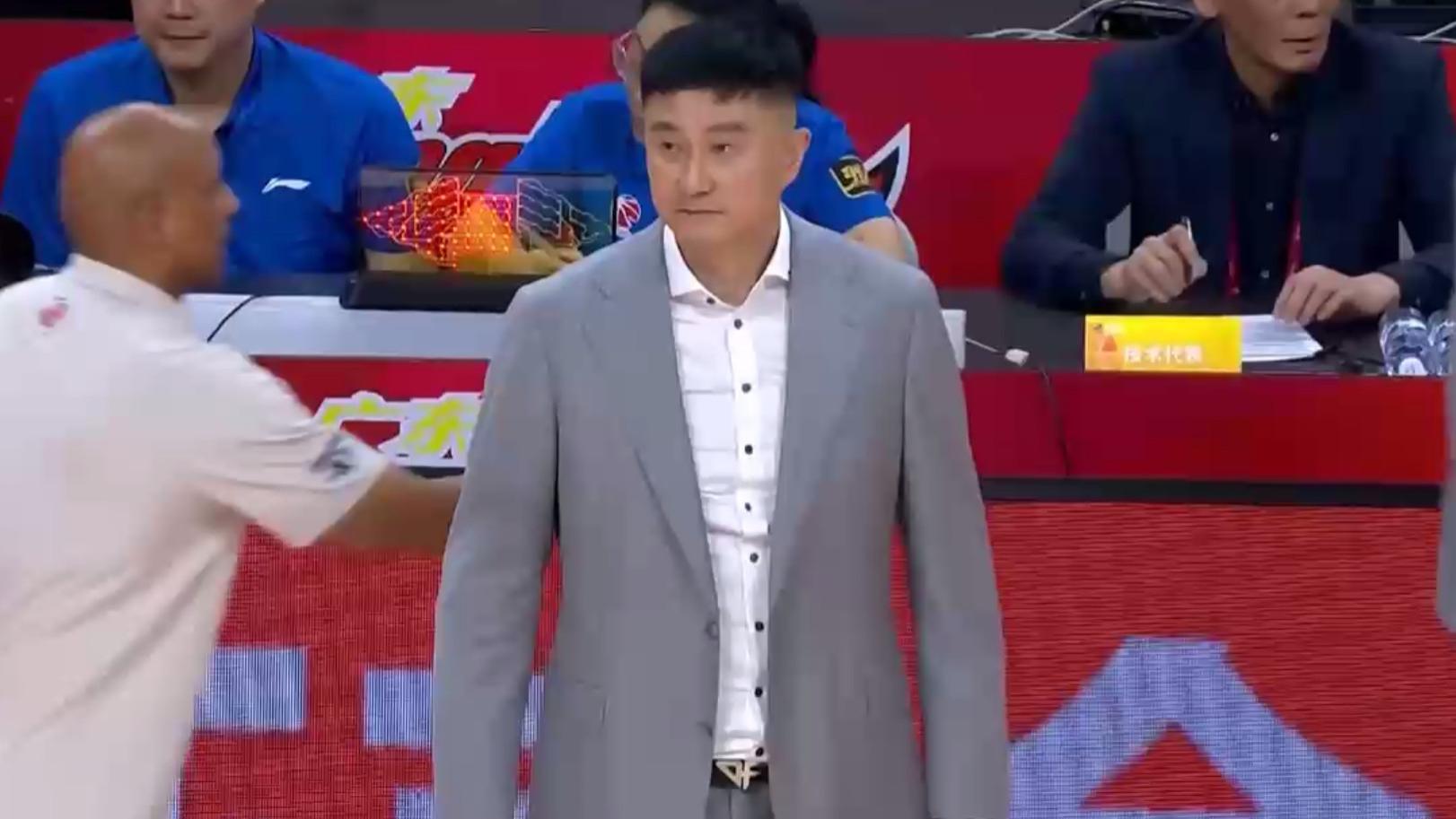 又是绝杀！北京20分逆转广东，许利民命硬，杜锋为迷信张皓嘉付出代价