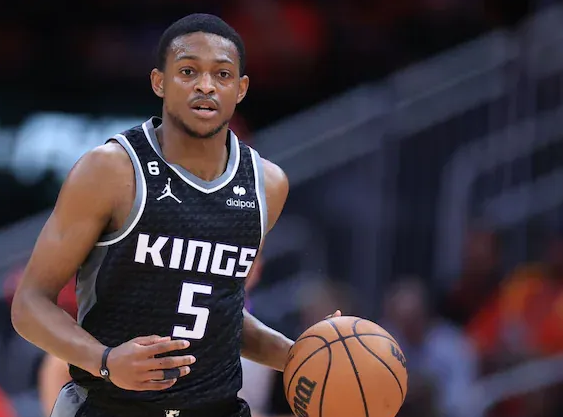 据NBA Central报道，马刺球员德达龙-福克斯在采访中谈到了自己加盟球队后