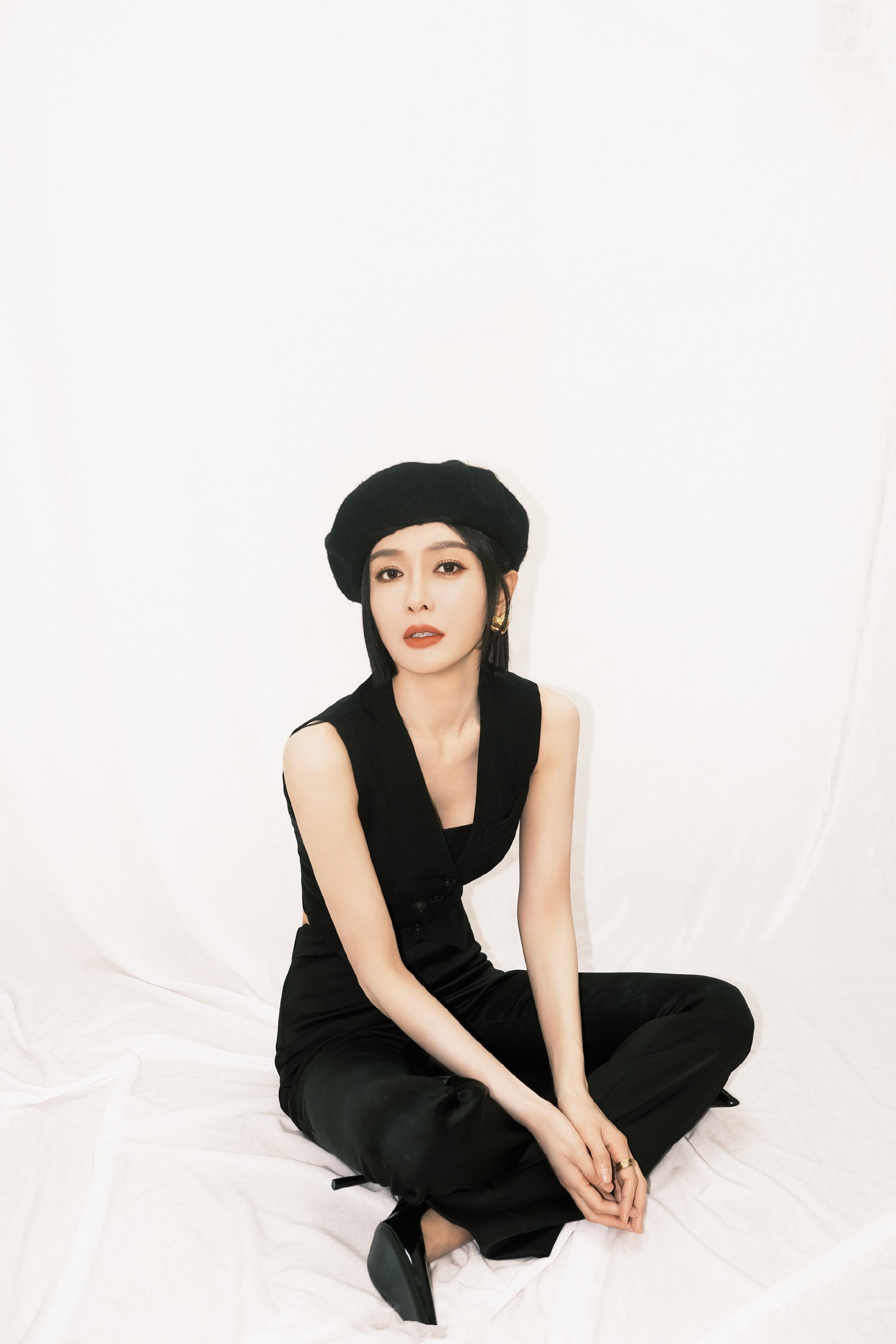 秦岚“黑玫瑰”穿搭杀疯！赫本风+高级感，这才是职场姐姐的复古密码（贝雷帽封神了）