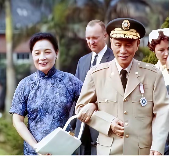 1957年，台北士林官邸门口，一个老太太跪在地上，嗓子都喊哑了。

“总统您开恩