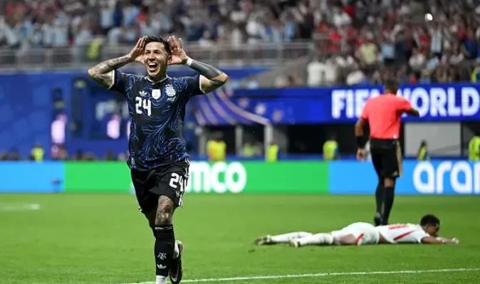 随着阿根廷2-1英格兰，顺利进入决赛，我想说的是：
1、阿根廷有机会卫冕
阿根廷
