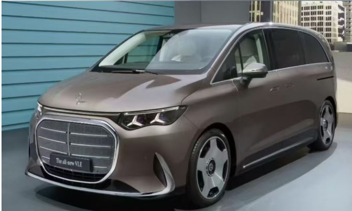 这款奔驰VLE纯电前段时间官宣了，外观确实让我没想到，车头设计非常抽象，与我们熟