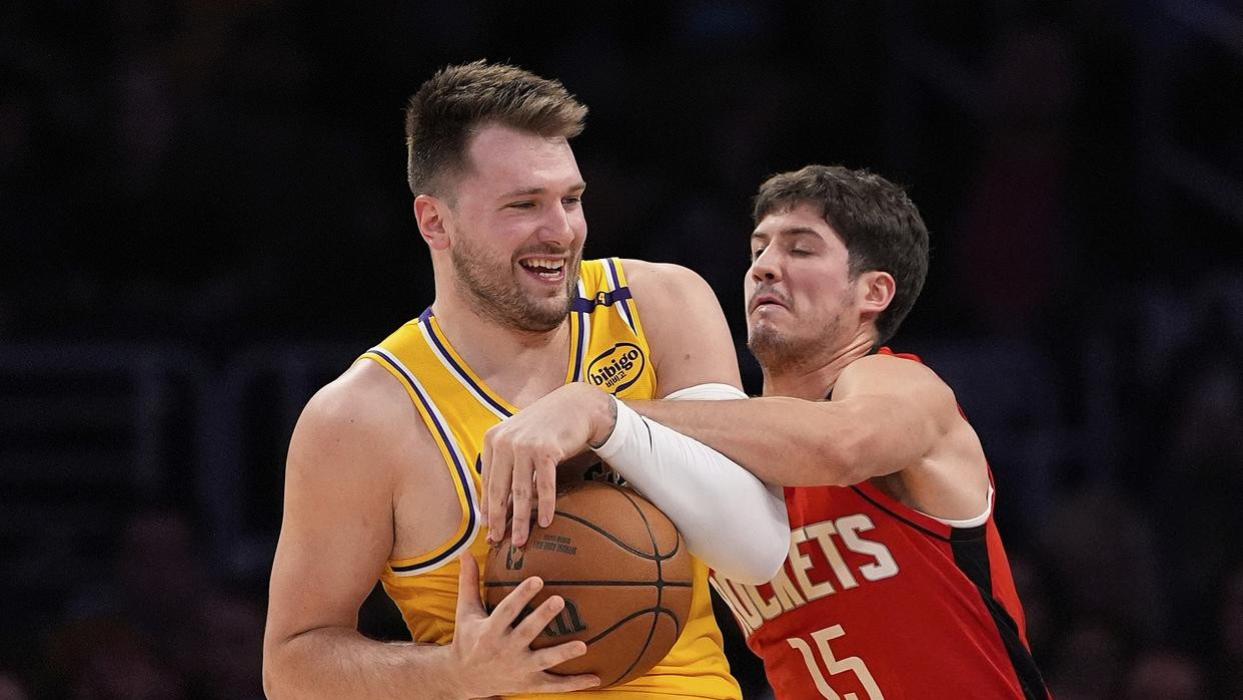 场均13+2+3！冠军中锋为火箭小将鸣不平：他比阿门强，该留在场上