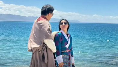 43岁郭晶晶携老公到西藏度假，夫妻俩穿着藏服拍照，深情对视好甜，简直就是豪门爱情