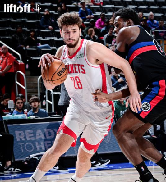 火箭队的核心中锋申京近来表现不错，比如说对阵灰熊队的时候，他在34分钟里17投1