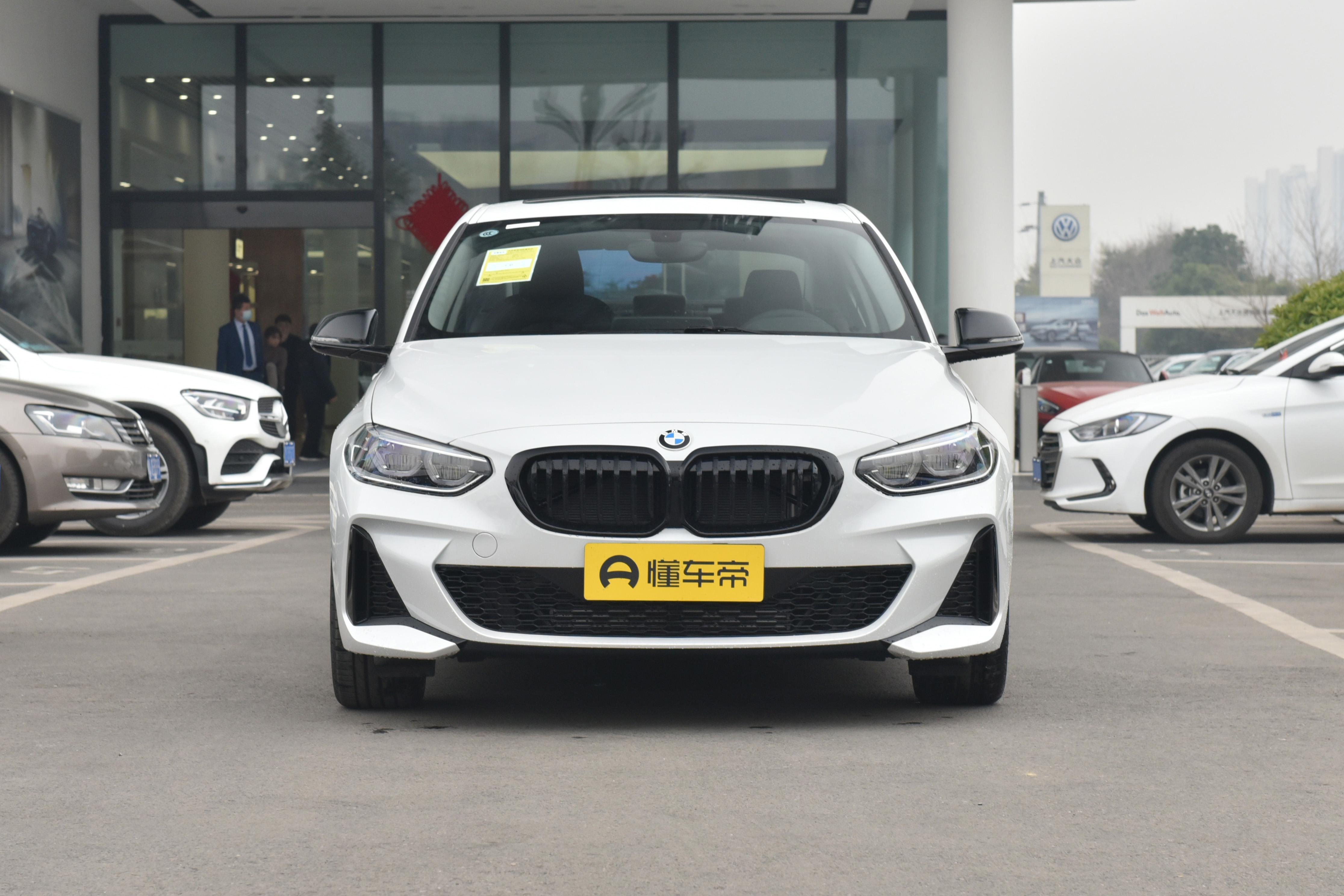 1系虽然是前驱，但说实话，日常开根本感觉不出区别。底盘还是那个宝马味儿，紧绷、有