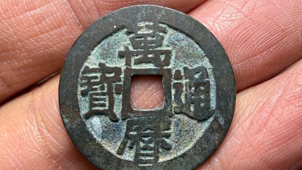 躺平皇帝：一躺三十年