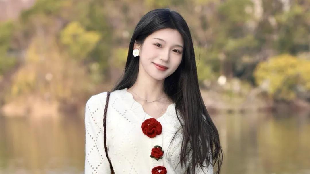 名媛小香风气质御姐公园拍照，7个简单动作，让她看起来端庄典雅，超好看
