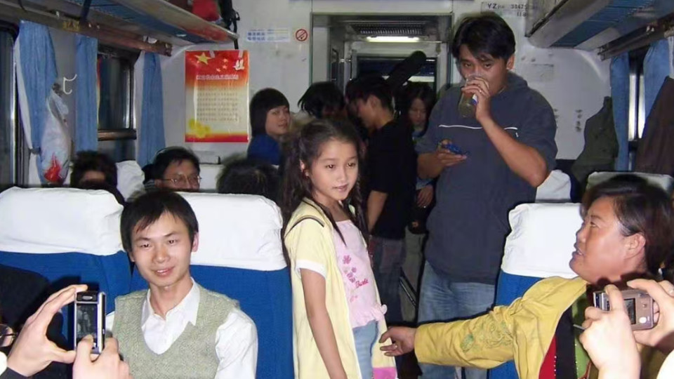关晓彤20年前片场旧照曝光：时光未改眉眼，她是真正的“等比例长大”