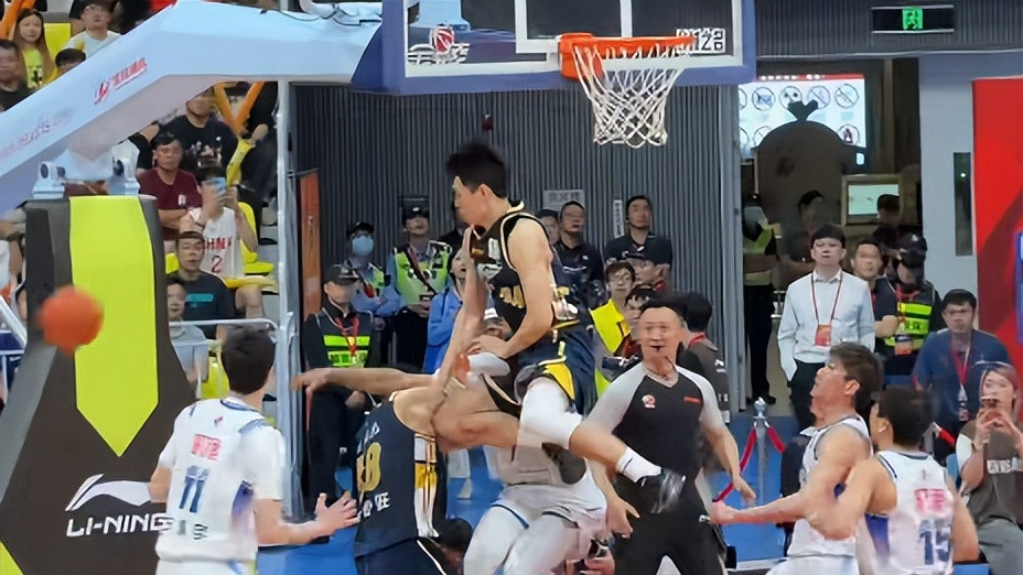 看了小崔炸裂封盖吓呆宁波外教的名场面，才发现，胡队被杜锋坑惨了