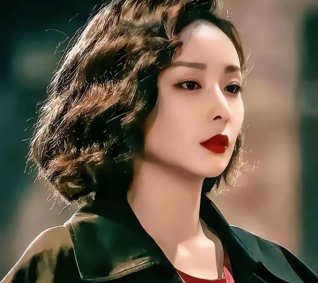 高叶在遇到大嫂之前已经在这个行业里沉浮了十多年
她演过不少戏，从电影《边境风云》