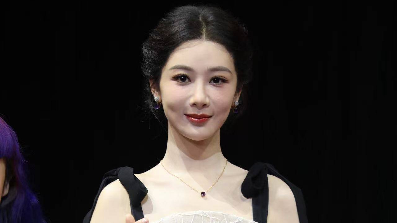 杨紫北京活动生图封神！白纱黑飘带造型温柔到出圈