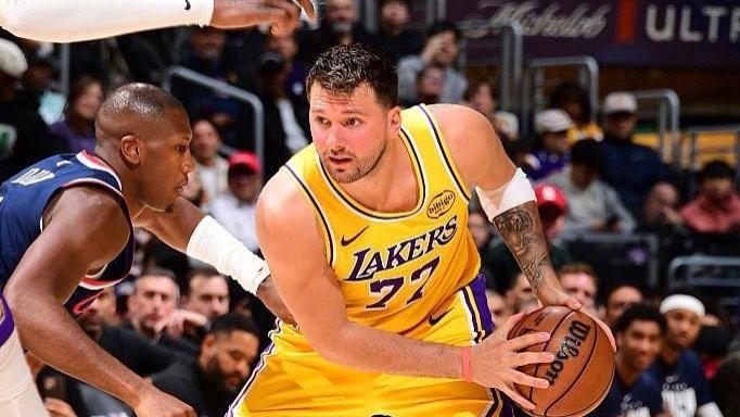 湖人险胜快船！三巨头轰80+15+24却险翻车，雷迪克才是最大的短板