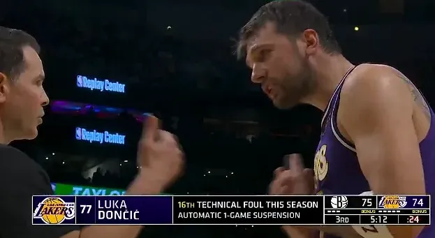 NBA常规赛，湖人对阵篮网的比赛

第三节比赛中，东契奇和扎威互相有动作被吹技犯