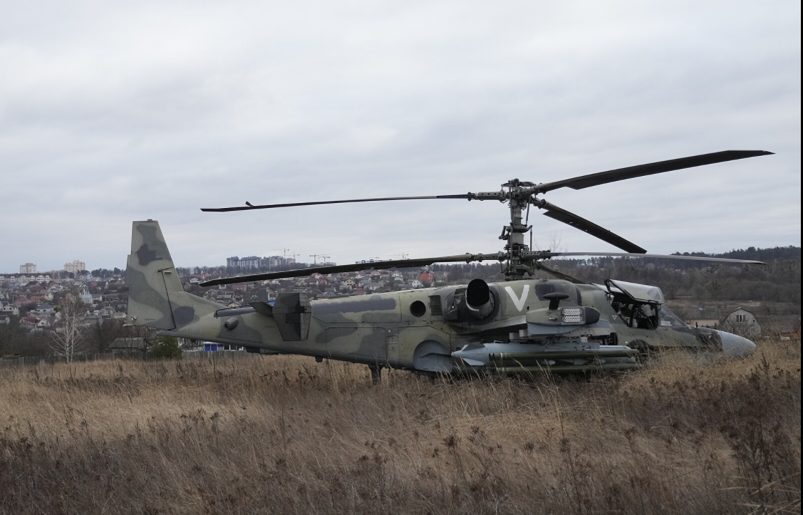 2022年2月24日，俄军的Ka-52 直升机迫降在乌克兰基辅附近。