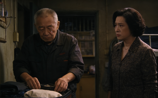 三十年老厨遭老板两百块羞辱，连夜返乡摆摊卖面，半月后前老板携十万现金上门长跪不起