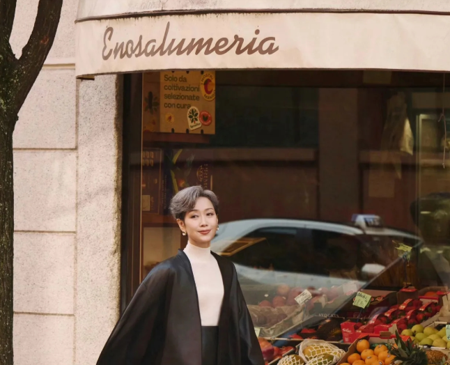 63岁叶童街头漫步一头银发太惊艳
许仙才是真正的岁月美人
谁能想到，当年那个文弱