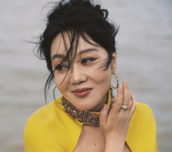 闫妮蓝色长裙本来很优雅
没想到的一幕发生了，她突然就“微醺”了，甚至差点摔倒，这