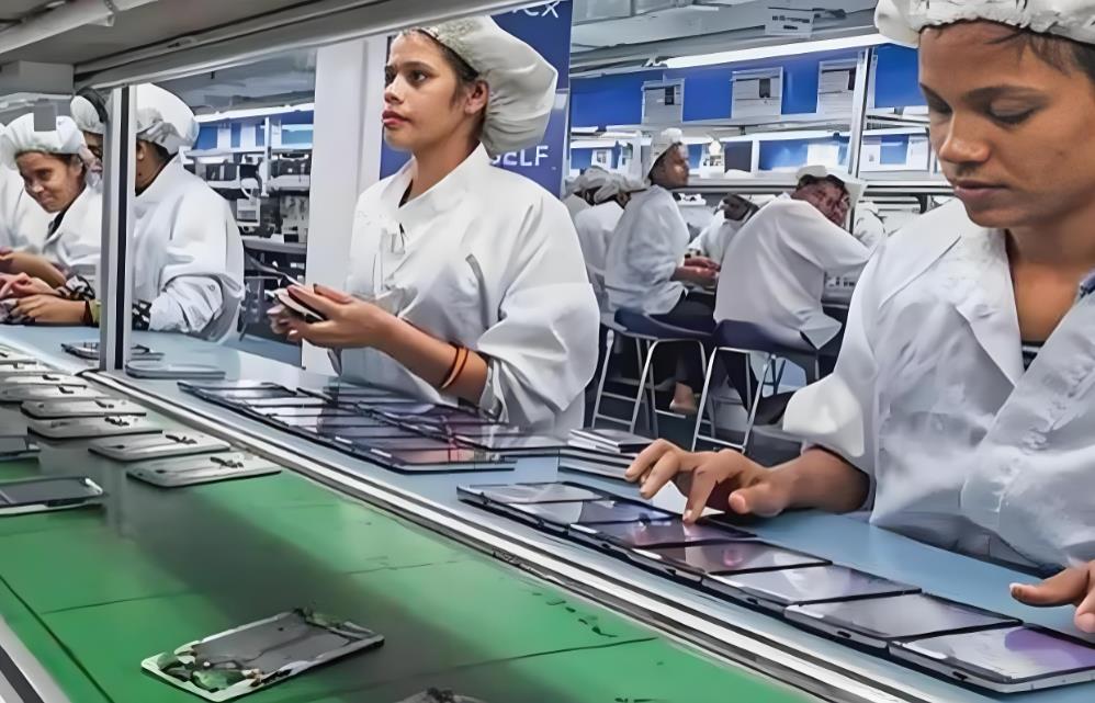 苹果印度生产线陷入停摆。苹果曾想雄心勃勃去中国化，将苹果iphone的生产迁产能