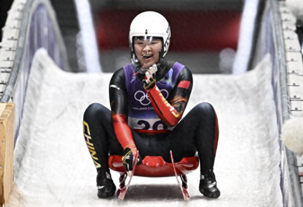 10日在米兰冬奥会女子单人雪橇比赛中，中国选手王沛宣排名第21，刷新了中国选手在